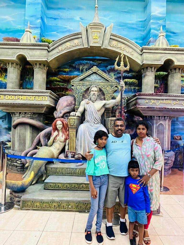 Happy parents sharing positive review for phonics class